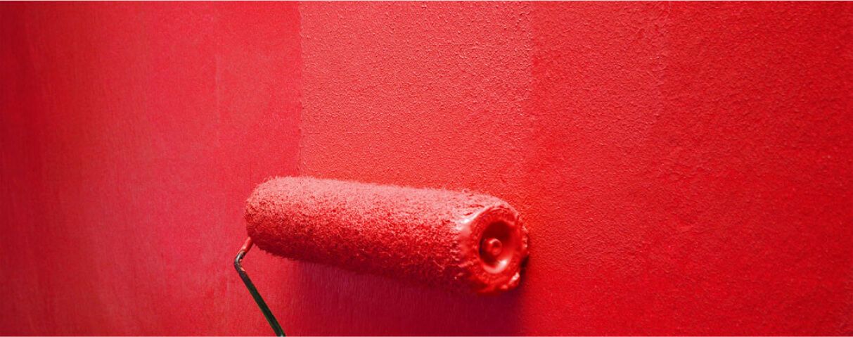Farbrolle mit roter Farbe
